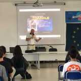 ...di effettuare una ventina di collegamenti audio e video con gli astronauti che stanno viaggiando intorno alla Terra